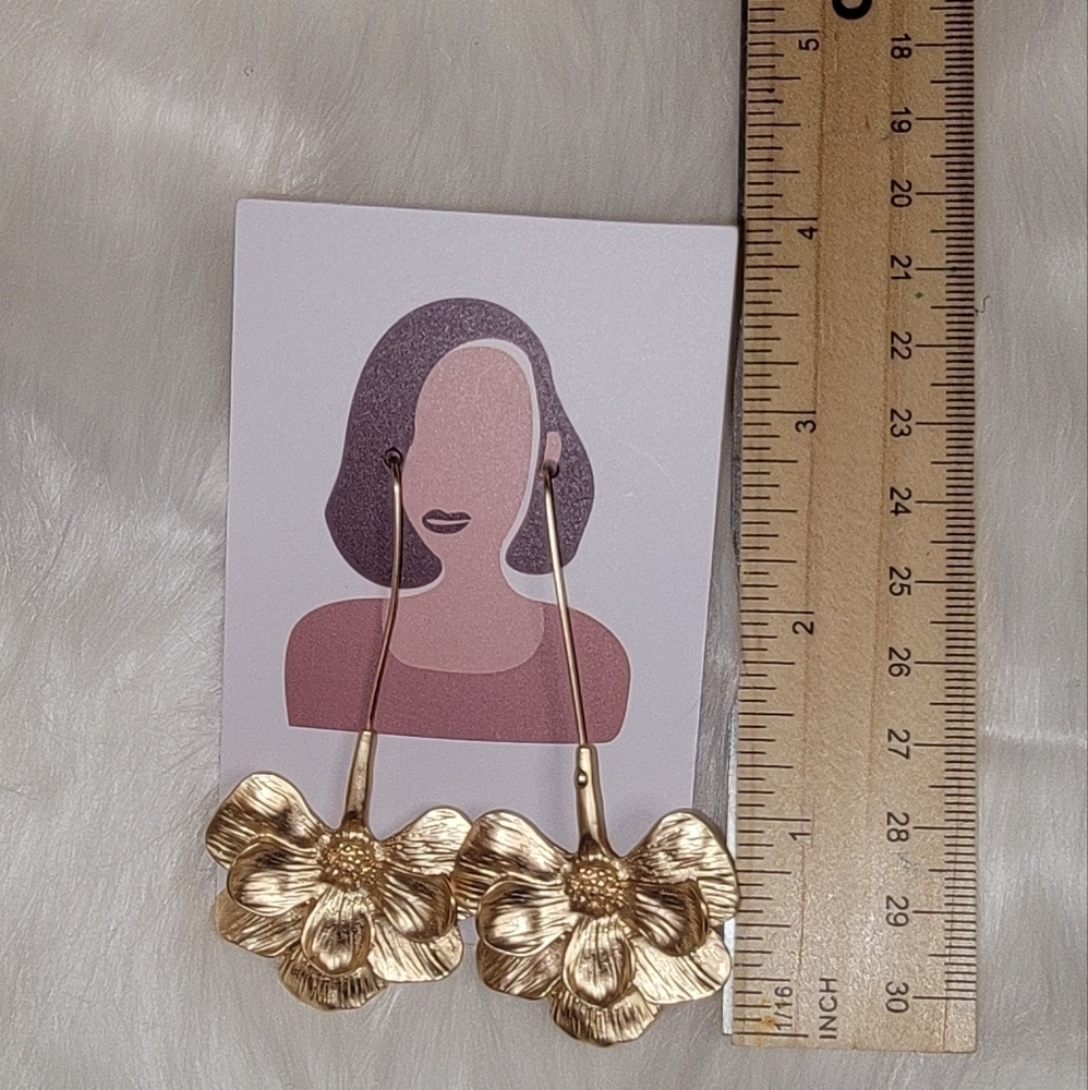 Long, flower drop earrings - Picture 2 of 2